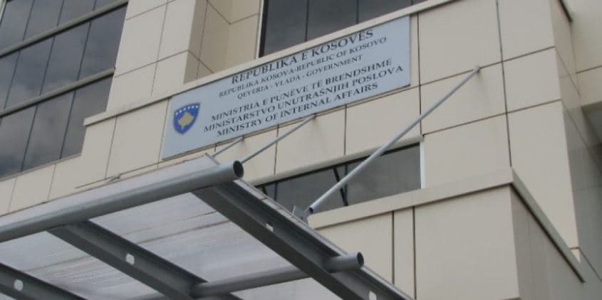 Cilat janë kriteret që qytetarët të pajisen me leje për armë?
