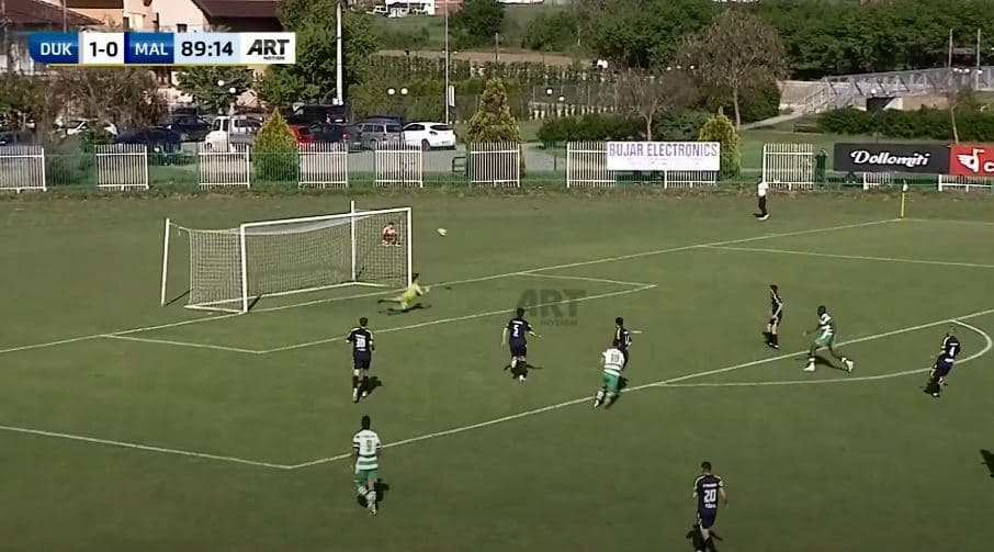 Çfarë goditje, Mërlaku qëllon shtyllën (VIDEO)