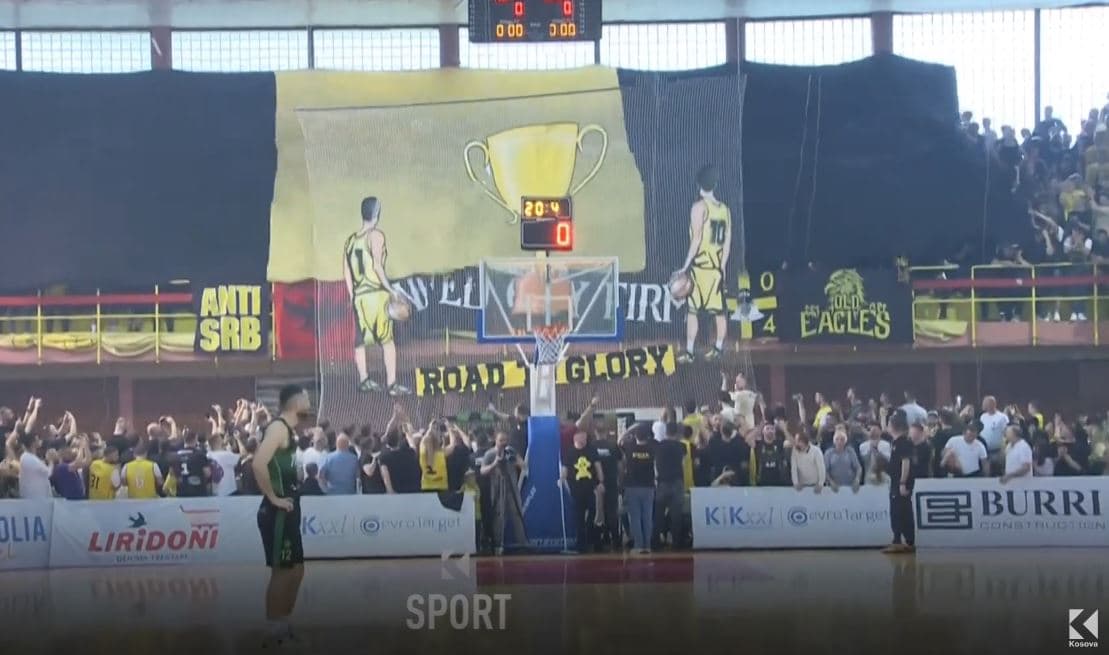 Tifozët e Pejës me transparent të veçantë në finale kundër Trepçës (VIDEO)