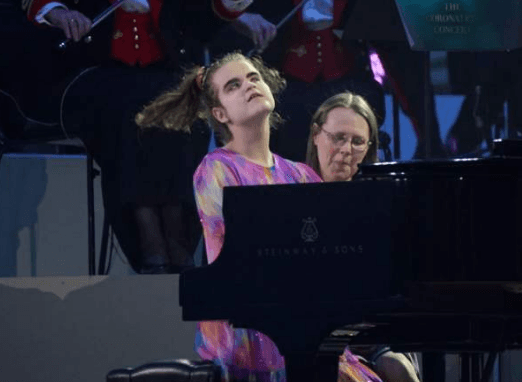 Pianistja e re e verbër emocionon në Koncertin e Kurorëzimit