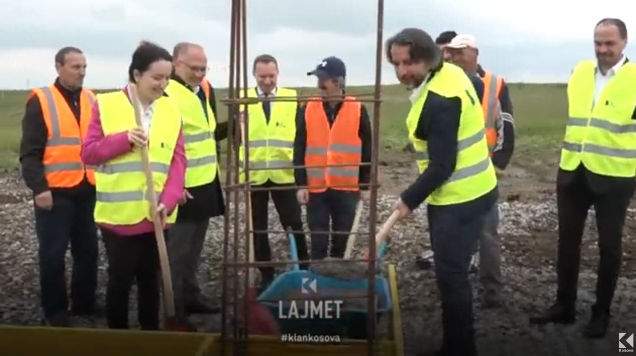 Vihet gurthemeli i shkollës në Vetërnik (VIDEO)