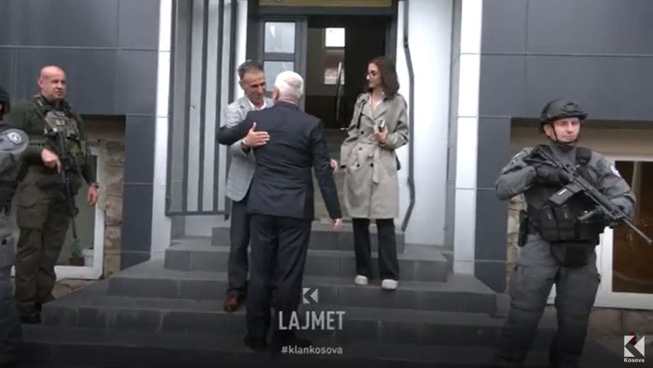 Sveçla të shtunën në veri, i shkon në zyrë bashkëpartiakut (VIDEO)
