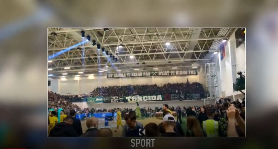 Këndohet kënga e Adem Jasharit në palestrën "Minatori" (VIDEO)