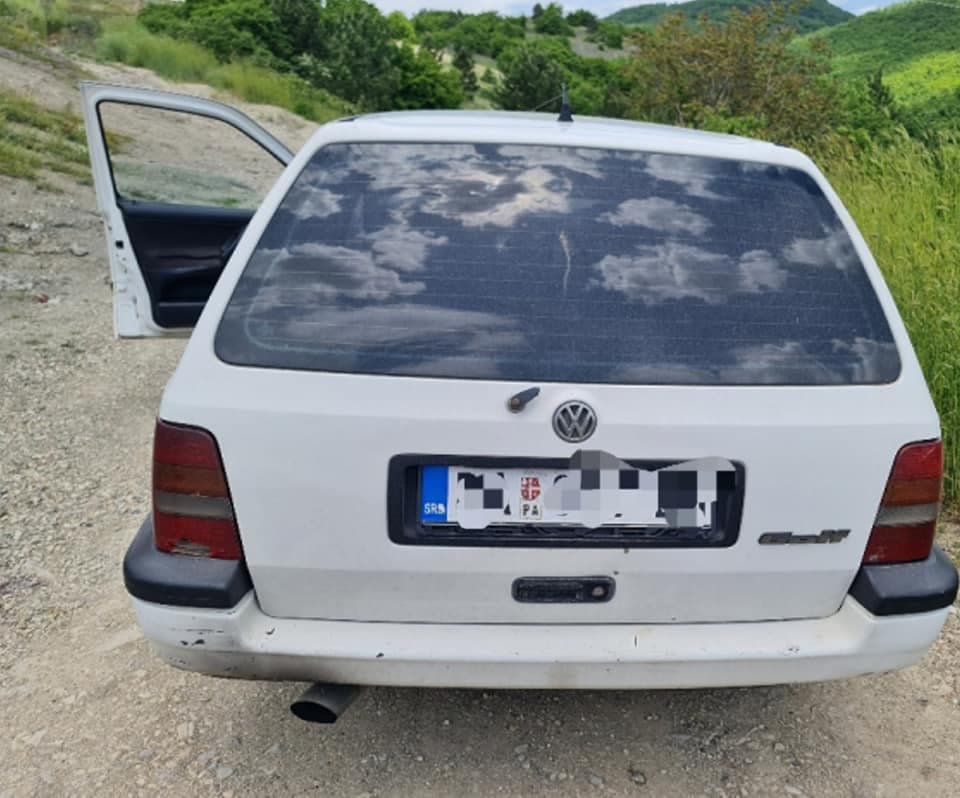 Policia e Kosovës ia gjen serbit mitralozin e ndryshkur në veturë (FOTO)