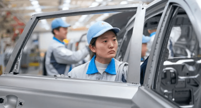 Kina bëhet eksportuesi i parë në botë i veturave, kalon Japoninë