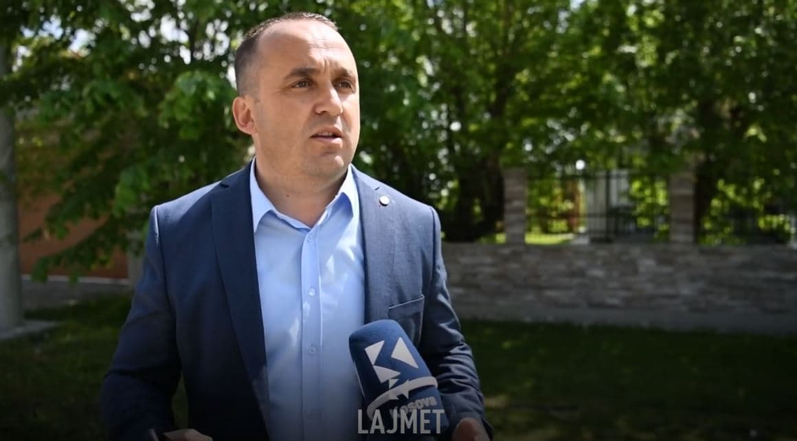 Gjykata e kthen në punë ish-drejtorin e shkollës, por komuna e Shtimes s’po pajtohet (VIDEO)