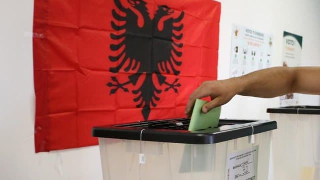 Mbyllen qendrat e votimit në Shqipëri, procesi vazhdon vetëm ku ka radhë