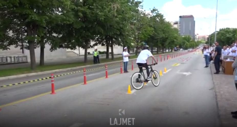 “Provimi” interesant, maturantët testohen për siguri në rrugë (VIDEO)