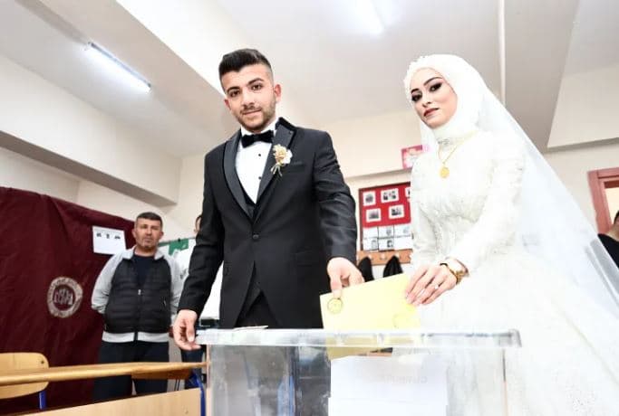 Turqi: Nusja dhe dhëndri shkojnë të votojnë pak para dasmës (FOTO)