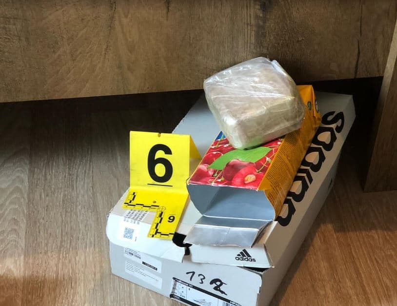 Policia arreston katër persona në Gjilan, u gjen mbi 1.5 kilogramë drogë