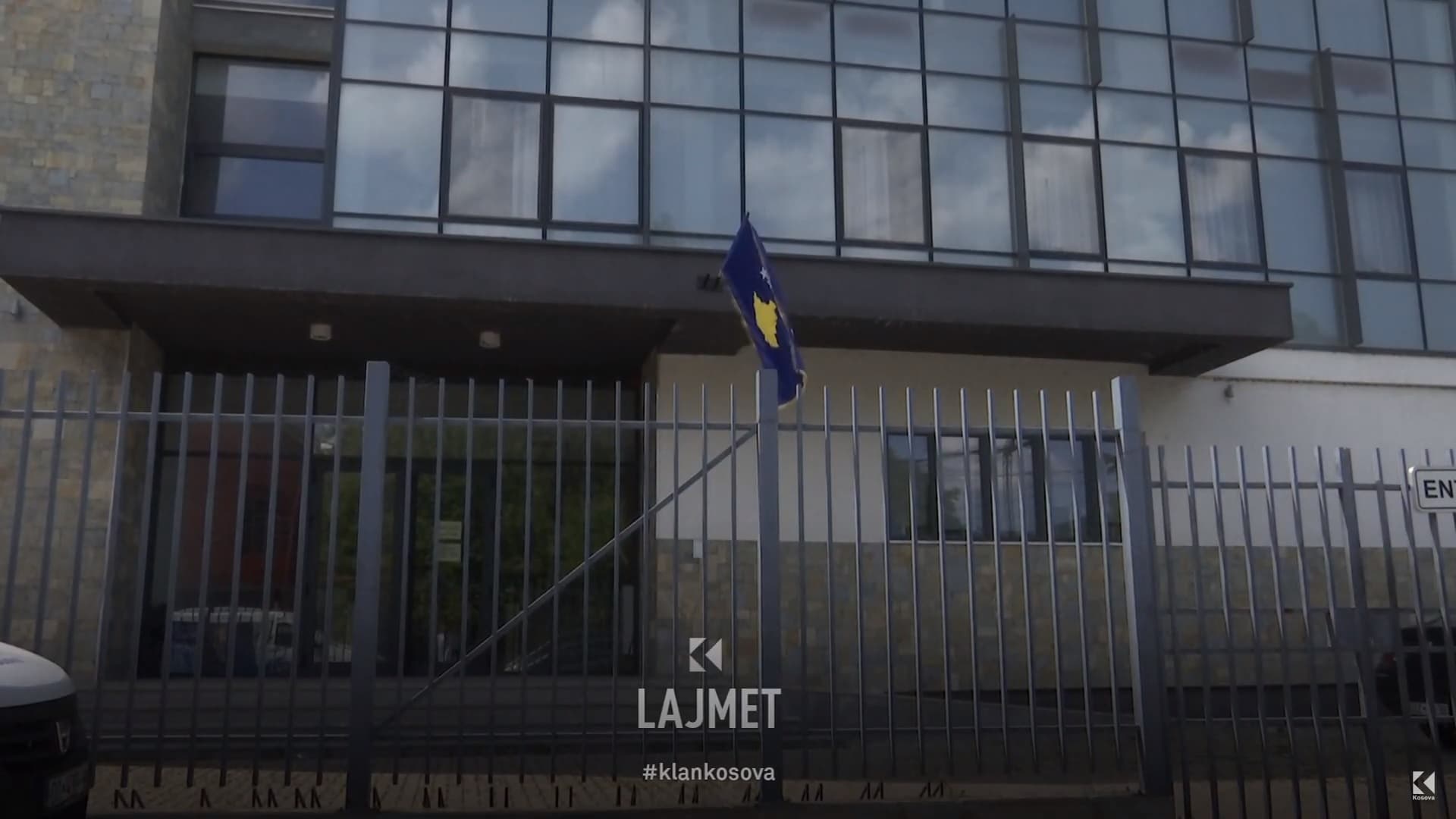 Flamuri i Kosovës s’hiqet nga komuna e Mitrovicës V., Atiqi do serbë në qeverisje (VIDEO)