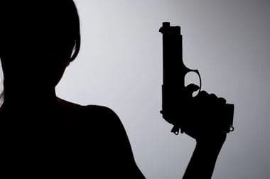Rugovë: Arrestohet një femër që u pa në internet duke shtënë me armë