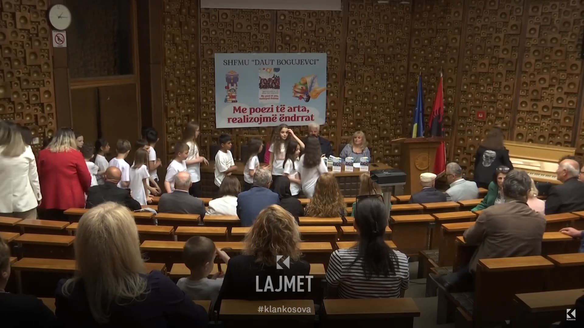Nxënësit e klasës bëhen bashkë, botojnë një libër (VIDEO)