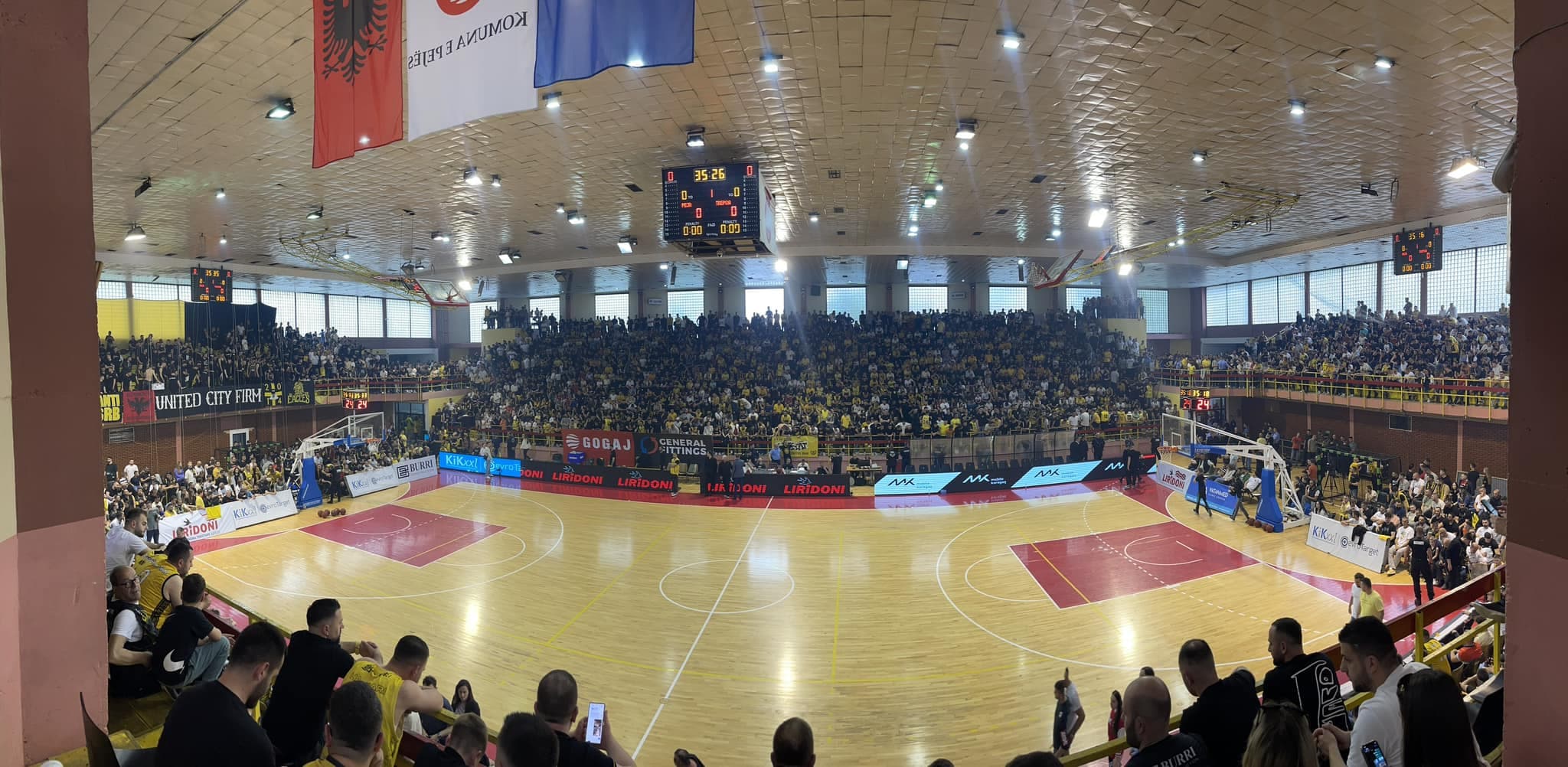 Palestra e “Karagaçit” e stërmbushur në Pejë