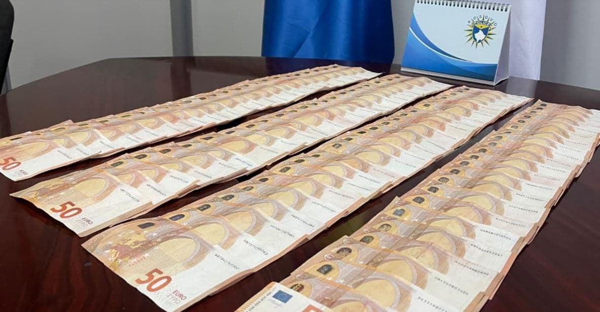 Policia gjen 4 mijë e 700 euro të falsifikuara, arrestohet një i dyshuar në Prishtinë