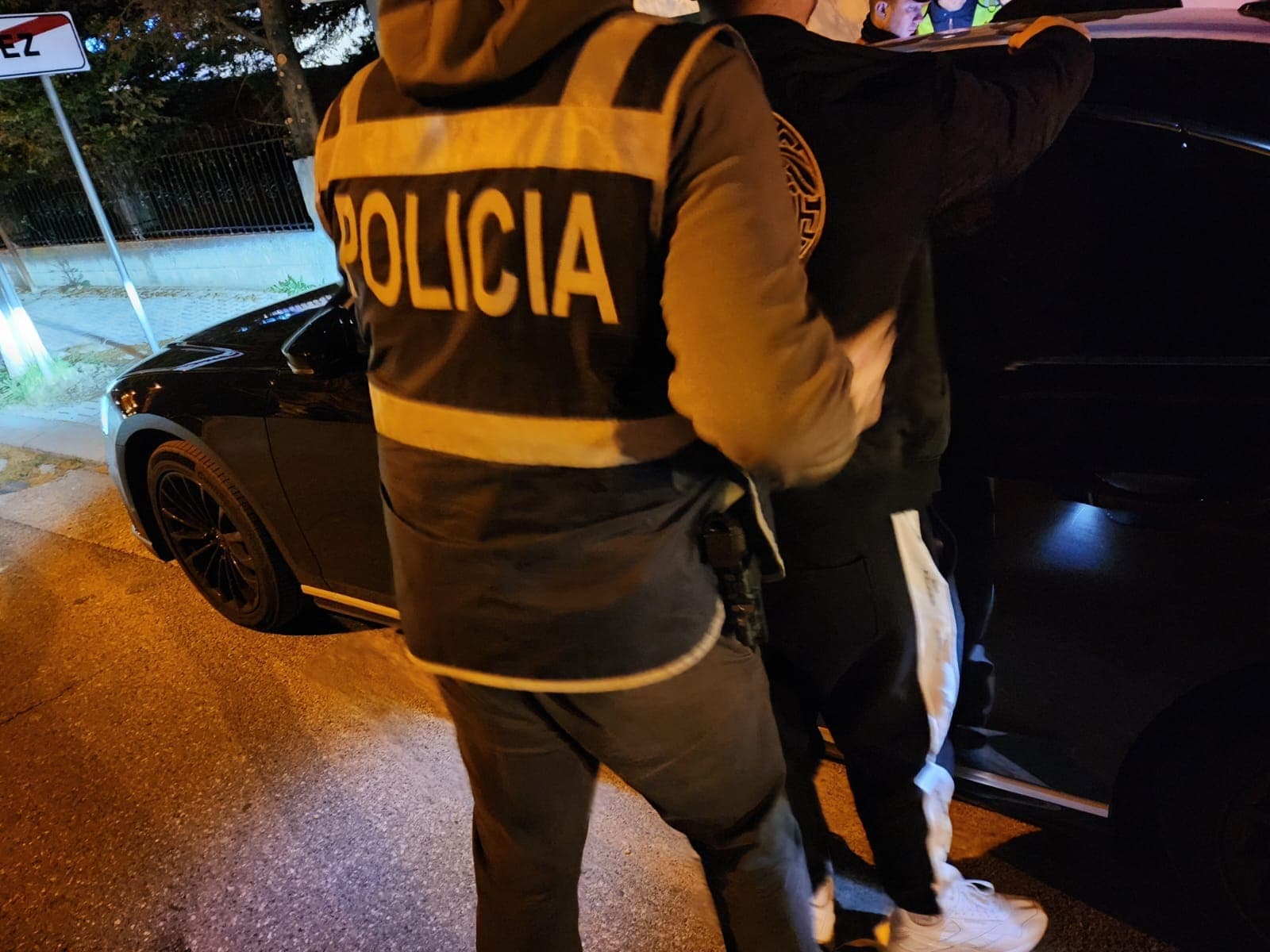 Arrestohen në Morinë dy prishtinas, kishin futur në bagazh të makinës një 17-vjeçare