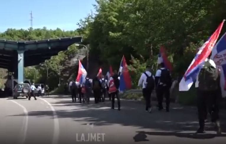 Serbë të Kosovës, këmbë drejt Beogradit për tubimin e Vuçiqit (VIDEO)