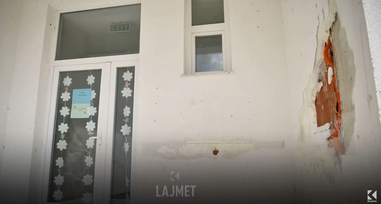 Dëmtohet shkolla në Kovaqevc të Kaçanikut, të dyshuar disa të rinj (VIDEO)