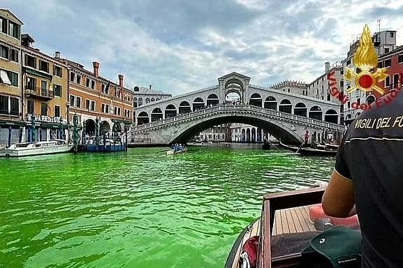 Uji në Venecia merr ngjyrë të gjelbër (FOTO)