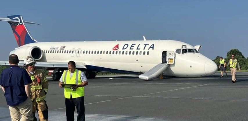 Nuk i hapen rrotat, aeroplani ateron me "hundë" në pistë