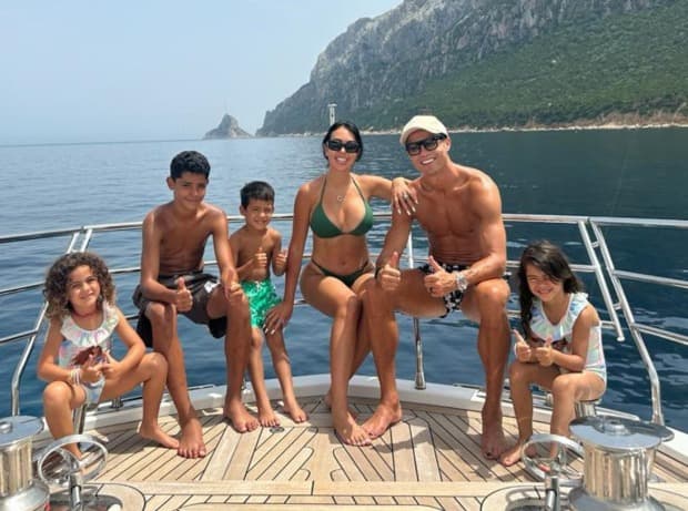 Publikohen fotografi, a i ka lyer Ronaldo gishtat e këmbëve?