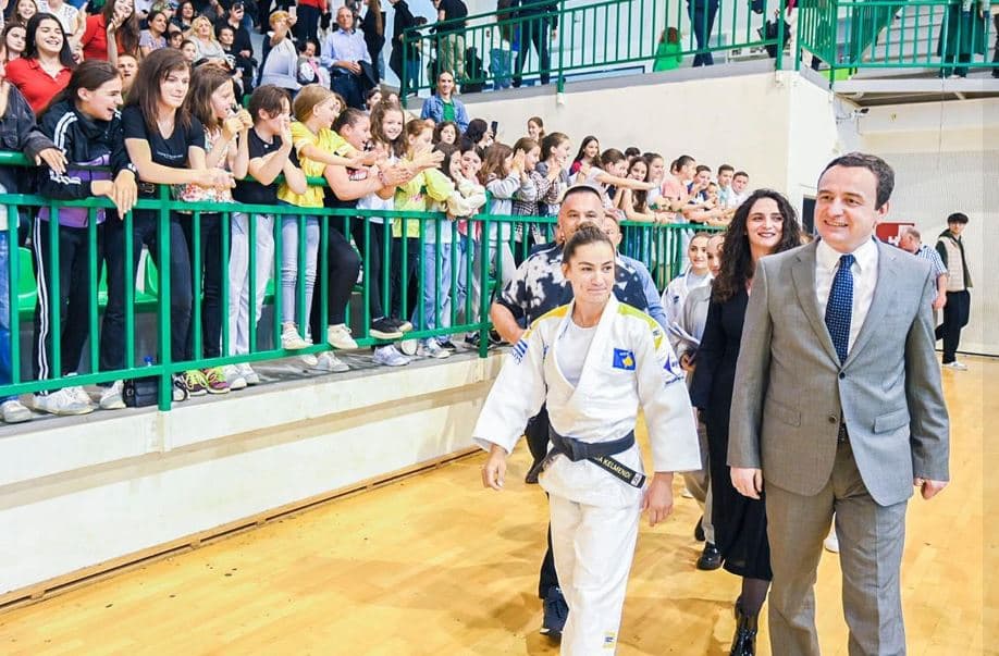 Majlinda Kelmendi performon para nxënësve mitrovicas