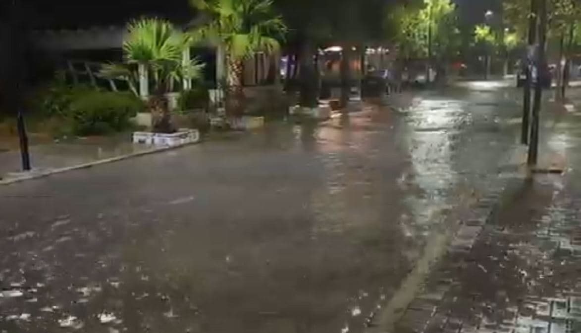 Pas reshjeve të shiut, vërshohen rrugët e Durrësit