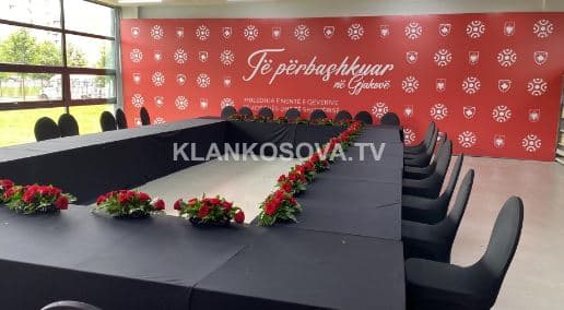 Kjo është tryeza që do t'i "përbashkonte" dy qeveritë (FOTO)