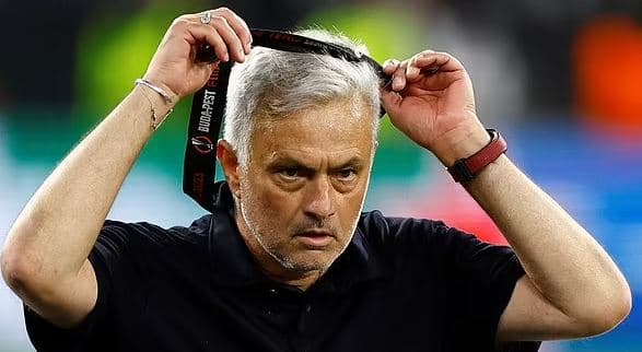 Mourinho u ndëshkua me karton të kuq
