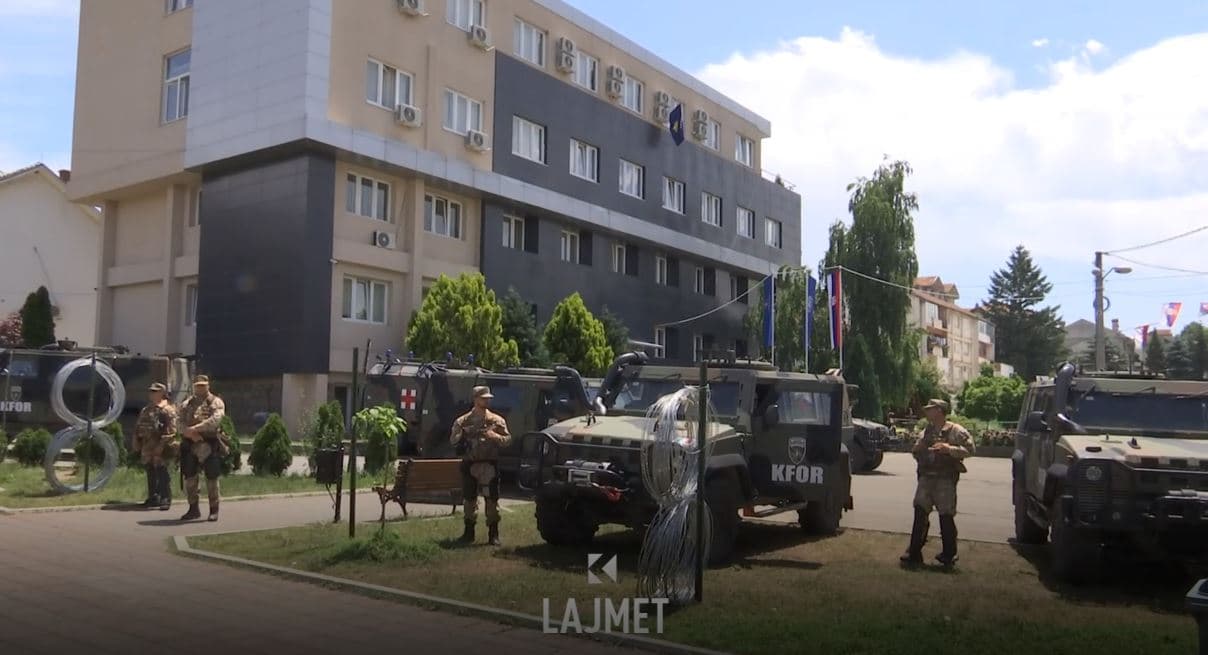Hiqen telat me gjemba, KFOR me kordon mbron Lulzim Hetemin në Leposaviq (VIDEO)