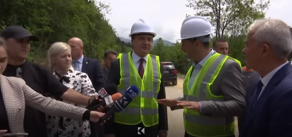 Kurti e Aliu inspektojnë asfaltin në Dragash (VIDEO)