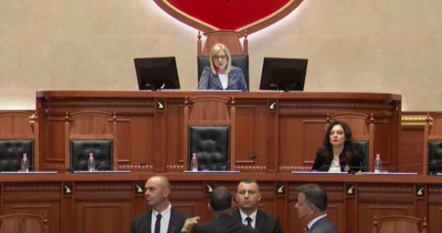 Tensione në Kuvendin e Shqipërisë për Kosovën, deputeti i PD-së kërkon qëndrim – Nikolla: Komente të tepërta (VIDEO)