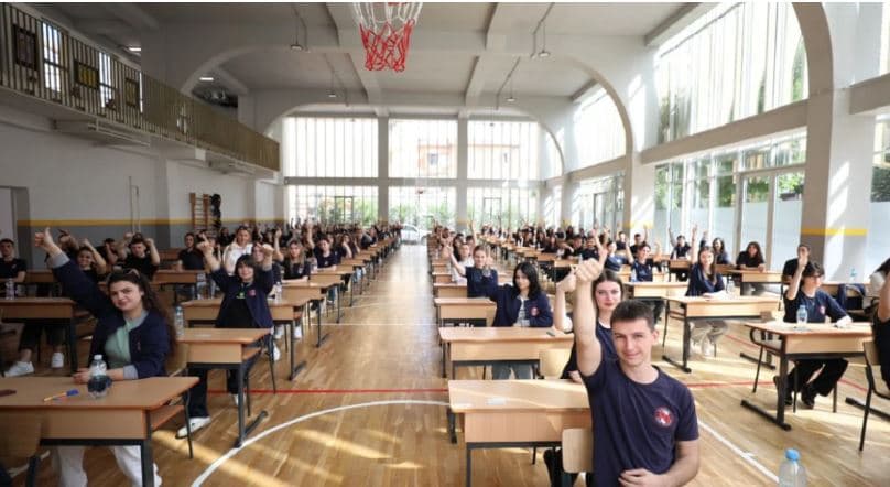 Shqipëri, 30 mijë maturantë zhvillojnë sot provimin e fundit