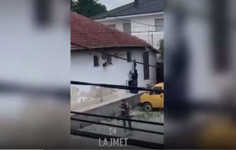 Arrestimi i "Llune"-s në veri grumbulloi KFOR-in, Policinë e protestuesit (VIDEO)
