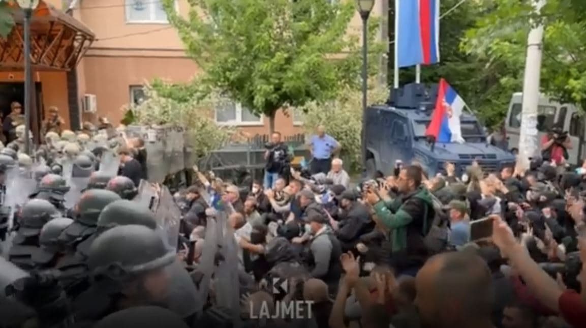 Komandanti i KFOR-it: Shpëtuam 15 policë të Kosovës (VIDEO)