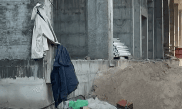 Vdes një punëtor në Ferizaj pasi bie nga lartësia
