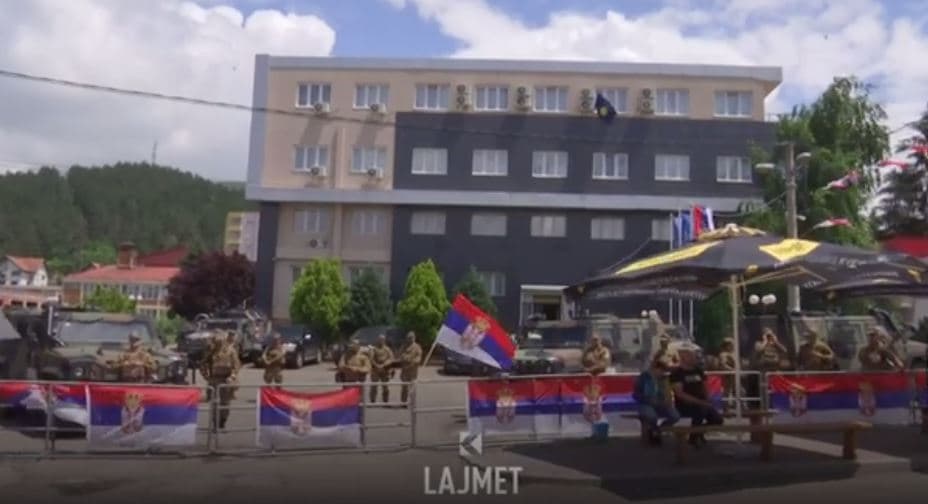 Aliu më në fund e takoi Hetemin, por u sulmua me vezë kur doli (VIDEO)
