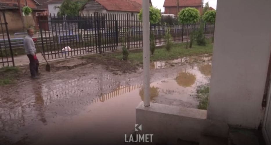 Vërshimet ndalojnë mësimin në Vushtrri (VIDEO)