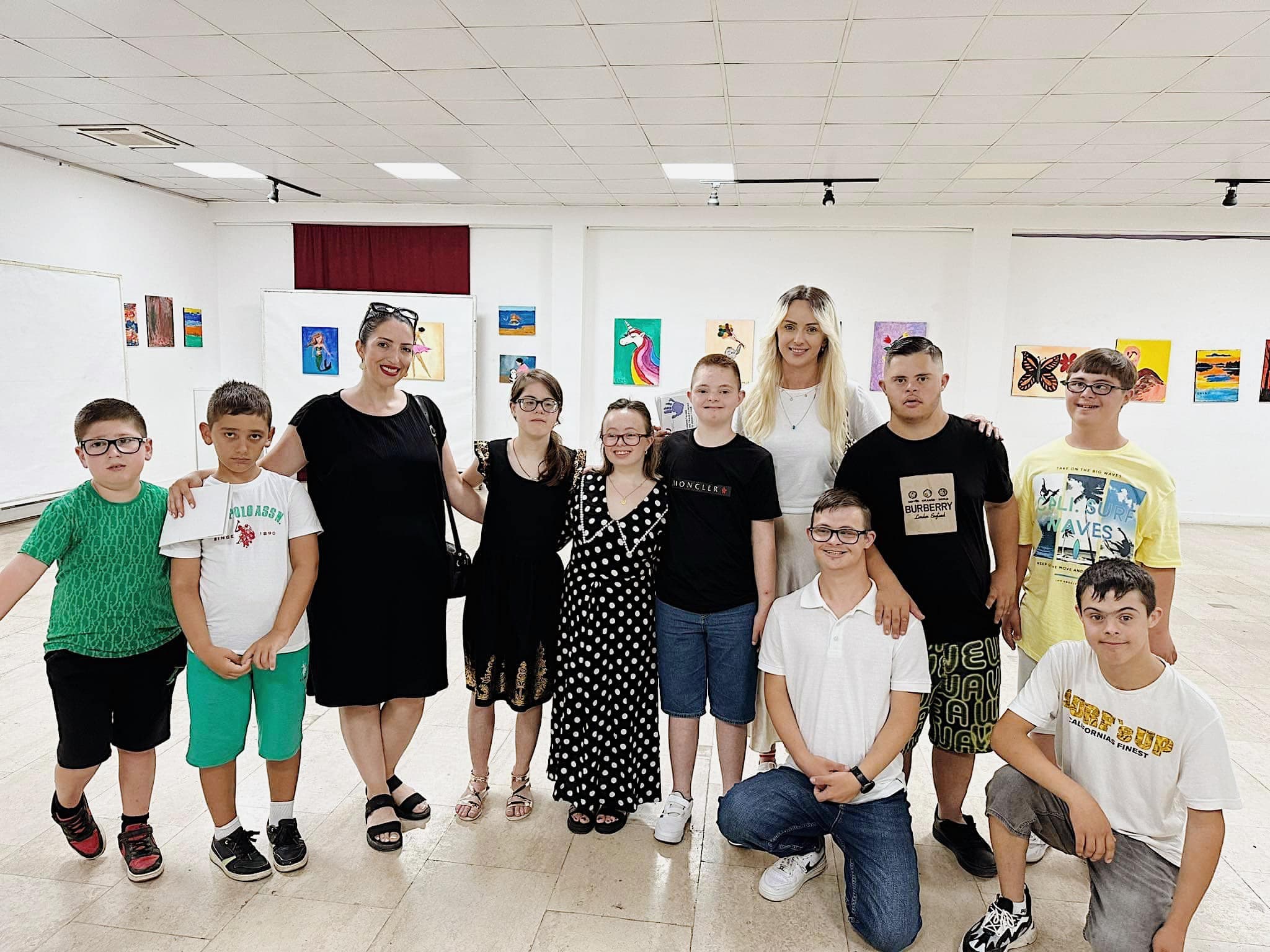 Në Ferizaj hapet ekspozitë me veprat fëmijëve me aftësi të kufizuara
