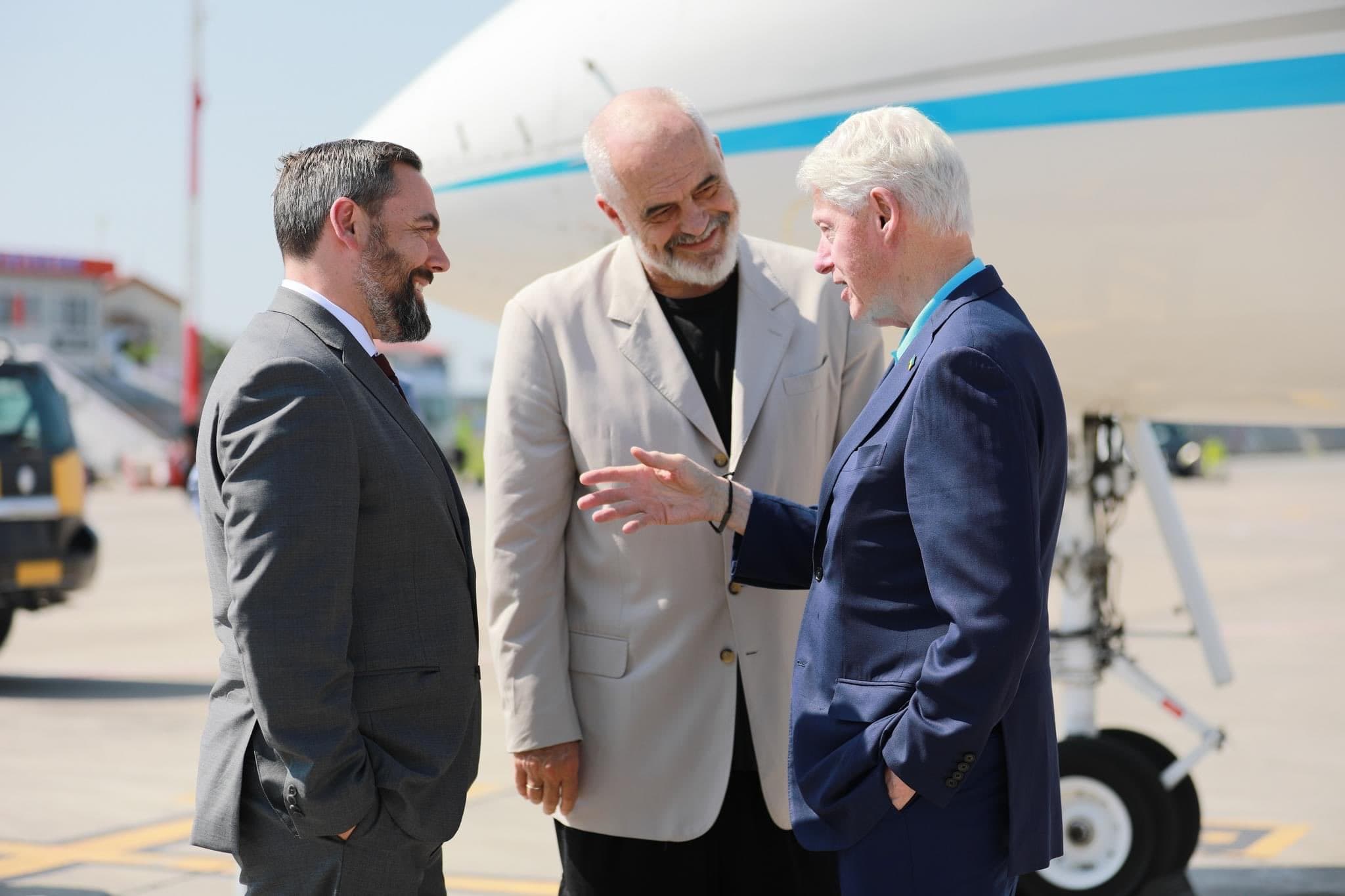 Ambasada e ShBA-së për vizitën e Clintonit në Shqipëri: Moment domethënës për miqësinë e dyja vendeve