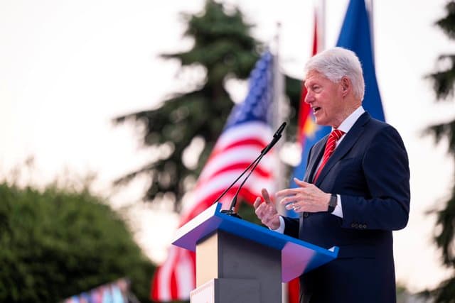 Clinton: Ka qenë nder të punoj me shqiptarët