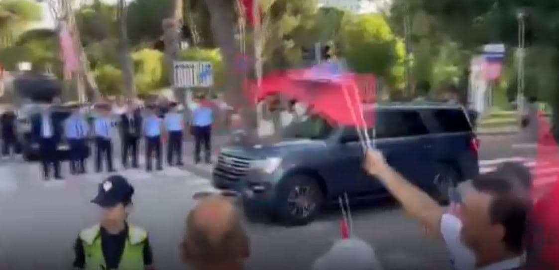 Bill Clinton mbërrin tek kryeministria shqiptare (VIDEO)