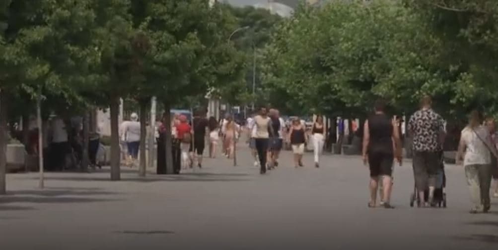 Të rinjtë po pësojnë më së shumti nga vapa - të vjetrit po rrinë në shtëpi (VIDEO)