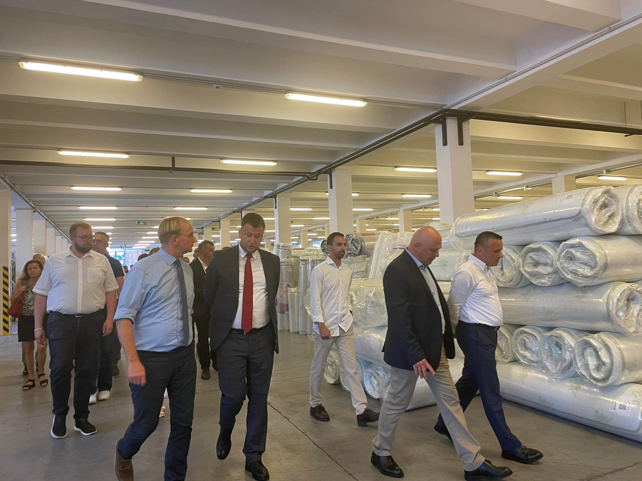 Kryetari i Goppingenit të Gjermanisë mahnitet me punën e fabrikës “Comodita Home” (FOTO)