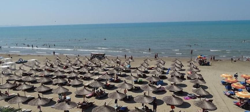Kavajë: Mbyten në det babai me dy djemtë