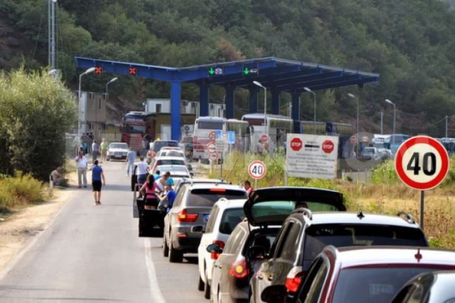 Që në mëngjes, pritjet te Dheu i Bardhë deri në tri orë