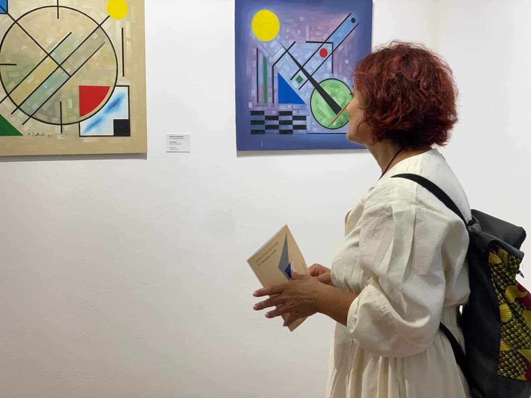 "Copat e thyera" të Hekuran Sokolit marrin vëmendje në Shkodër (FOTO/VIDEO)