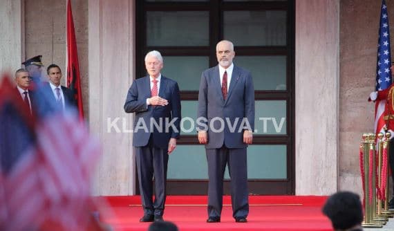 Pamje nga ceremonia e nderimit të ish-presidentit Bill Clinton (FOTO)