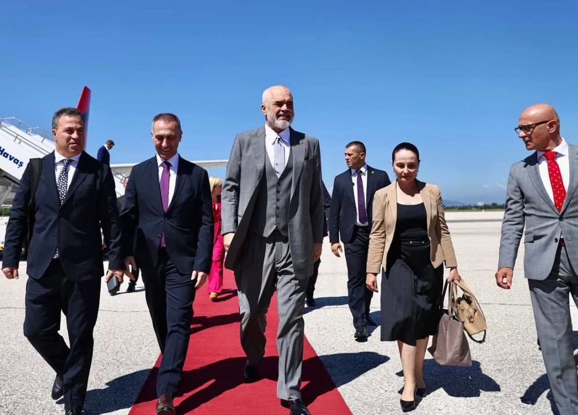 Rama arrin në Shkup, pritet nga Grubi