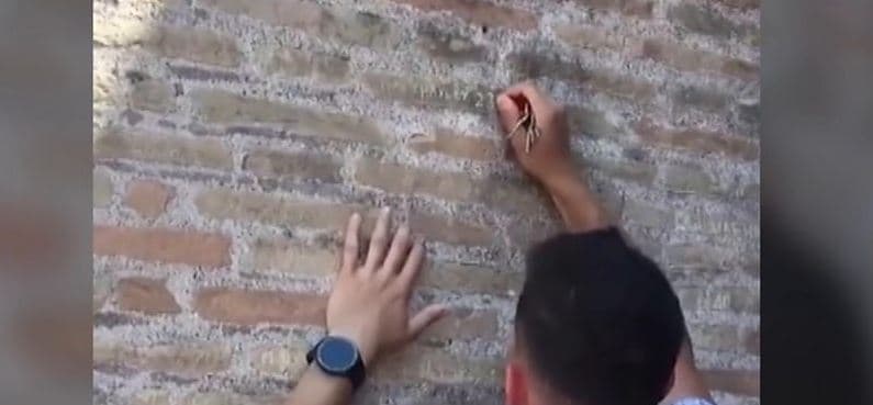 Koloseu, turisti kërkon falje për gdhendjen e emrave në mur